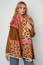 Afbeelding in Gallery-weergave laden, Striking scarf with prints and text
